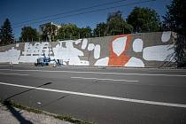 Na opěrné zdi nad stadionem Bazaly v Ostravě začalo vznikat velkoplošné umělecké dílo, 5. sprna 2022, Ostrava.