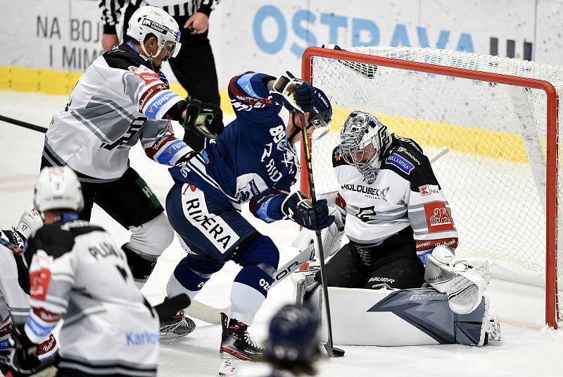 Utkání 8. kola hokejové extraligy: HC Vítkovice Ridera - HC Energie Karlovy Vary, 9. října 2020 v Ostravě. (střed) Peter Šišovský z Vítkovic a brankář Karlových Varů Filip Novotný.