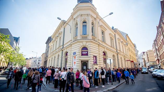 OSTRAVSKÉ STUDIO České televize otevřelo lidem svou náruč. Zatímco někteří jen zírali u zvukařů, v režii či střižně, jiní se ostošest fotili ve studiích, kde vznikají jejich oblíbené pořady.