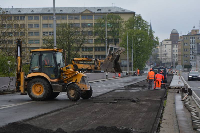 První etapa rekonstrukce Českobratrské ulice od zastávky Most Pionýrů po kruhový objezd na Hladnově, která potrvá do prosince, je v plném proudu. 