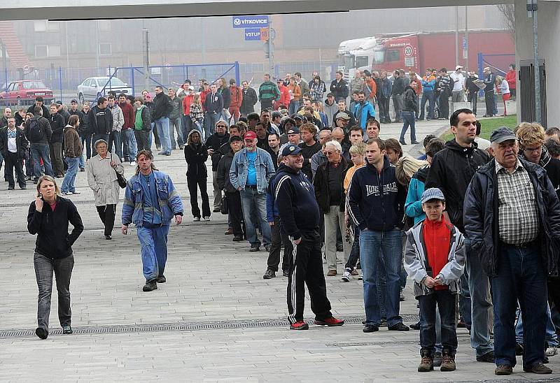 Fanoušci nocovali před ČEZ Arénou. V neděli v deset hodin byl zahájen předprodej vstupenek na dva finálové zápasy v Ostravě, které jsou na programu v pátek a v sobotu.