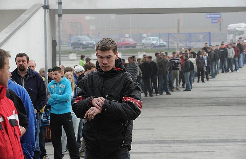 Fanoušci nocovali před ČEZ Arénou. V neděli v deset hodin byl zahájen předprodej vstupenek na dva finálové zápasy v Ostravě, které jsou na programu v pátek a v sobotu.