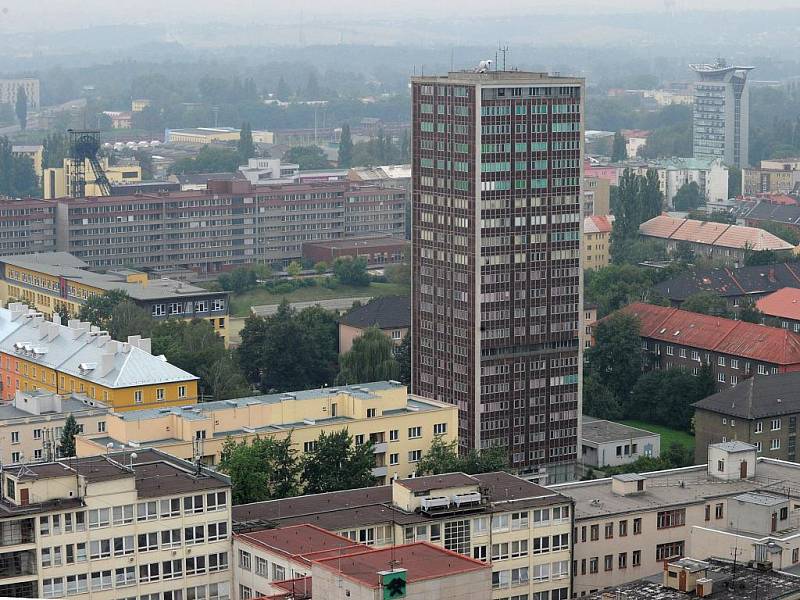 Jednadvacetipatrová dominanta Ostravy na Ostrčilově ulici už léta působí problémy.