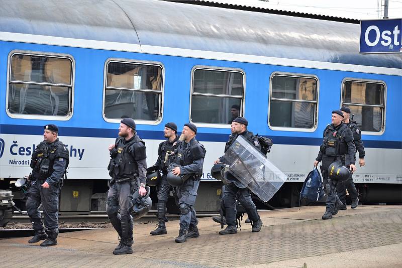 Odjezd baníkovců z Ostravy do Prahy na zápas se Spartou byl už tradičně pod dohledem policie, sobota 17. září 2022.