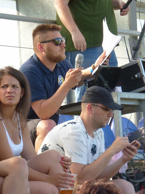 Hokejové a fotbalové osobnosti Šachtar BO Ostrava pomohly v Bohumíně malému Kubíkovi.