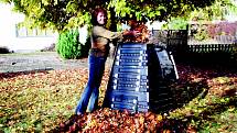 Pomocníci při podzimním úklidu zahrady. Komposter K 700.