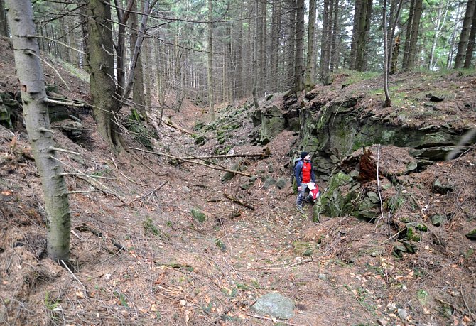 Výzkum skalních trhlin na Lukšinci pod Lysou horou.