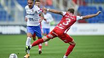 Utkání 4. kola první fotbalové ligy: FC Baník Ostrava - FK Pardubice, 19. září 2020 v Ostravě. Daniel Holzer z Ostravy a Tomáš Čelůstka z Pardubice.