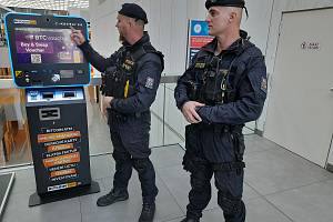 Policistům se naštěstí podařilo většinu transakcí zastavit. Je to i zásluha Daniela Kociána (vlevo) a Daniela Zelníčka.