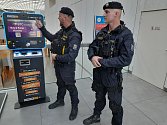 Policistům se naštěstí podařilo většinu transakcí zastavit. Je to i zásluha Daniela Kociána (vlevo) a Daniela Zelníčka.