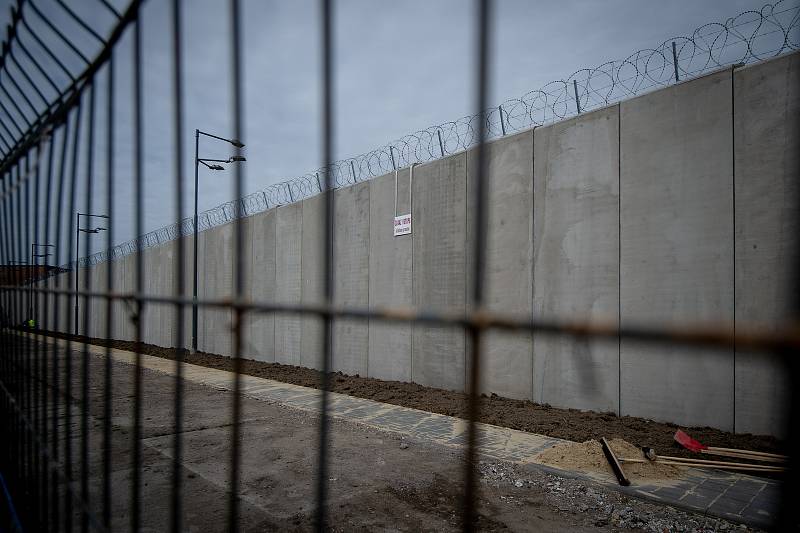 Stavba nové zdi ve Věznici Heřmanice, 15. dubna 2020.