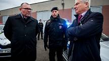 Předání sedmdesáti nových vozidel policistům Krajského ředitelství policie Moravskoslezského kraje pro přímý výkon služby, 8. ledna 2020 ve Frýdku-Místku. Na snímku (zleva) poslanec Tomáš Hanzel, ředitel Krajského ředitelství policie Ms kraje Tomáš Kužel 