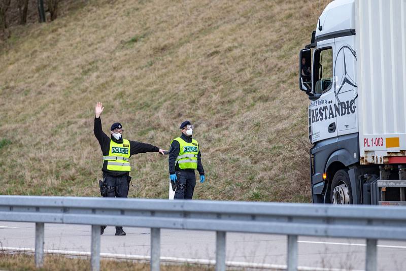 Kolona kamionů na hraničním přechodu mezi Českou republikou a Polskem v Českém Těšíně,16. března 2020. Ilustrační foto.