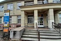 Pobočka pošty na Náměstí SNP, oficiálně vedena na adrese Rodimcevova 26, která měla být zrušena, zřejmě zůstane zachována.