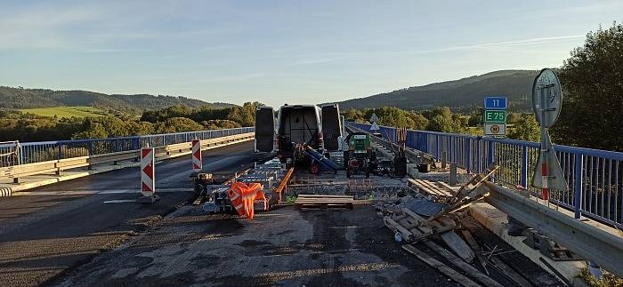 Sedm jednotek hasičů zasahovalo v pátek 18. září odpoledne až do večera v Jablunkově (okres Frýdek-Místek) u požáru acetylénu, který unikal z tlakové lahve svařovací soupravy při opravě mostu, který je součástí silničního obchvatu Jablunkova. 