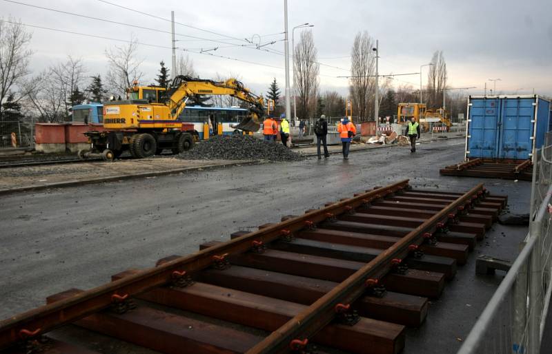 Modernizace tramvajové tratí omezí i auta. Snímek z rekonstrukce svinovských mostů v roce 2012. Ilustrační foto.