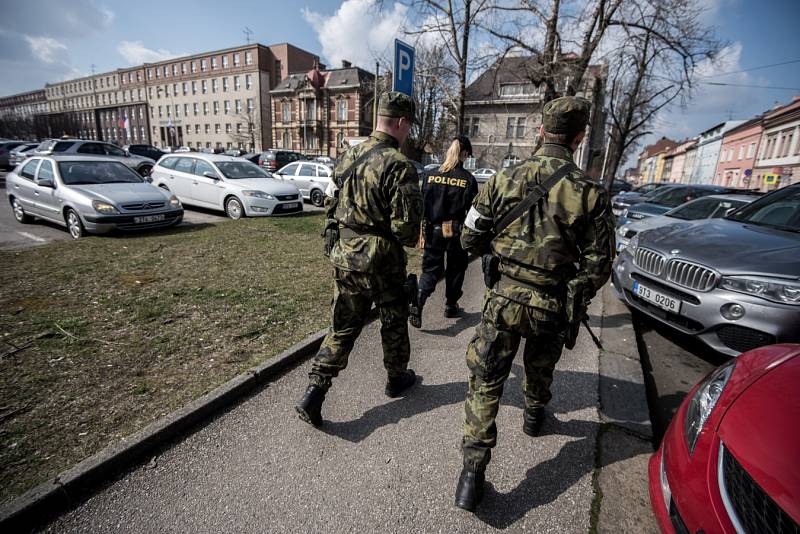 Společné hlídky vojáků a policistů v ulicích Ostravy i dalších měst České republiky se objevily například v reakci na teroristické útoky v Bruselu. Ilustrační foto.