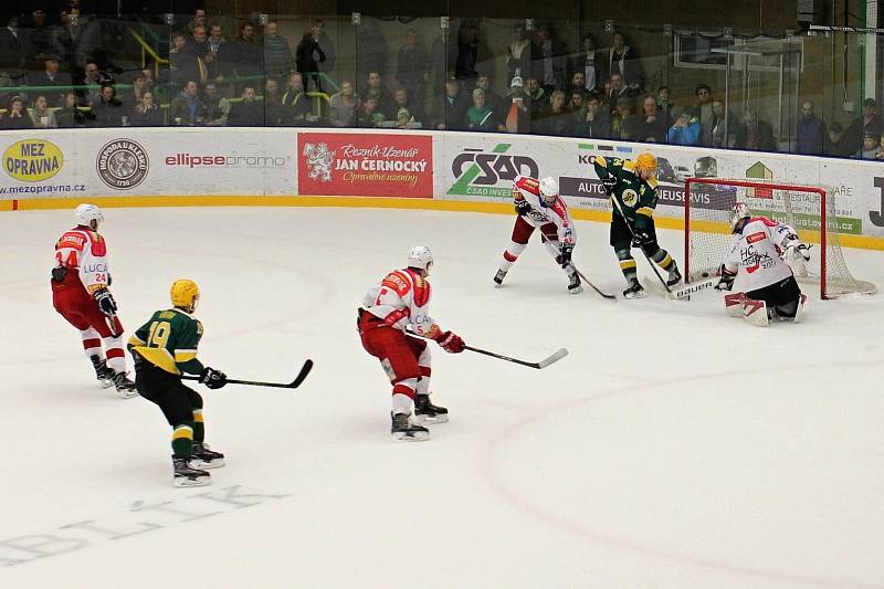 Třetí utkání finálové série II. hokejové ligy - skupiny Východ mezi domácím VHK Robe Vsetín (zelenožluté dresy) a HC Torax Poruba. Domácí Vsetín zvítězil 3:2 po samostatných nájezdech a zajistil si postup do kvalifikace o WSM Ligu. Utkání na zimním stadio
