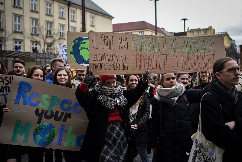 Studenti v Ostravě se 15. března 2019 připojili k celosvětové protestní akci, která má za cíl přimět politiky důsledněji chránit klima a snižovat emise.