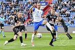 Fotbalisté Baníku Ostrava (v bílém) proti Hradci Králové.