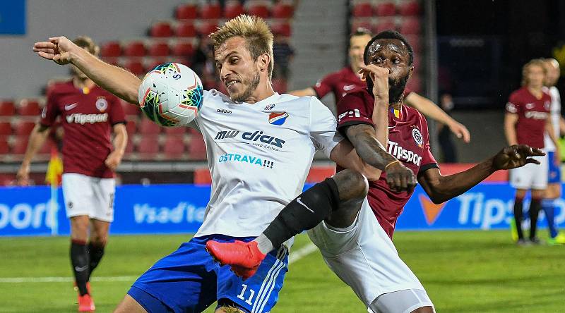 Nemanja Kuzmanovič z Baníku a Guelor Kanga ze Sparty - FORTUNA:LIGA - Skupina o titul - 2. kolo, AC Sparta Praha - FC Baník Ostrava, 23. června 2020 v Praze.