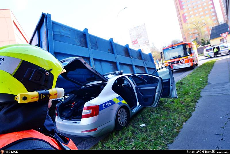 Čtyřtunový kontejner v Ostravě zavalil policejní auto se třemi muži zákona