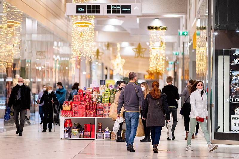 Obchodní centrum Forum Nová Karolina a Avion Shopping Park. 27. listopadu 2021 v Ostravě.