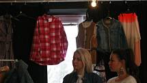 Téměř třicet prodávajících dnes v Ostravě nabízelo oblečení i módní doplňky ze svých skříní za symbolické částky. V Kulturním centru Cooltour se totiž konal výprodej šatníku.