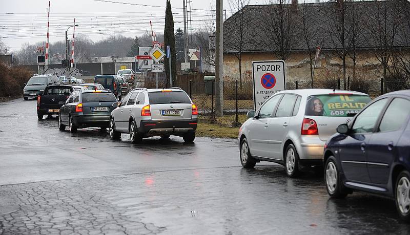 Kolony aut, tvořící se nyní v ulici Bratří Sedláčků, trápí obyvatele této svinovské lokality.