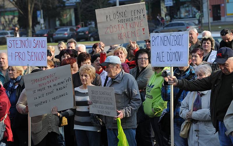 Porubané v úterý odpoledne protestovali proti způsobu privatizace obecních bytů.