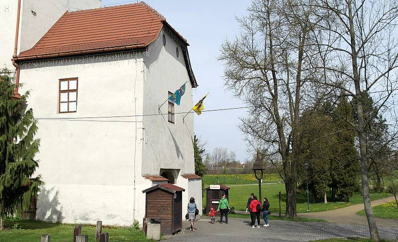 První den obnovené návštěvnické sezony na Slezskoostravském hradě po půlroční přestávce způsobené čínskou nákazou. Ostrava, 4. května 2021.