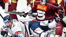 Utkání předkola play off hokejové extraligy - 2. zápas: HC Vítkovice Ridera - HC Sparta Praha, 12. března 2019 v Ostravě. Na snímku zleva Ondřej Roman, Matěj Machovský.