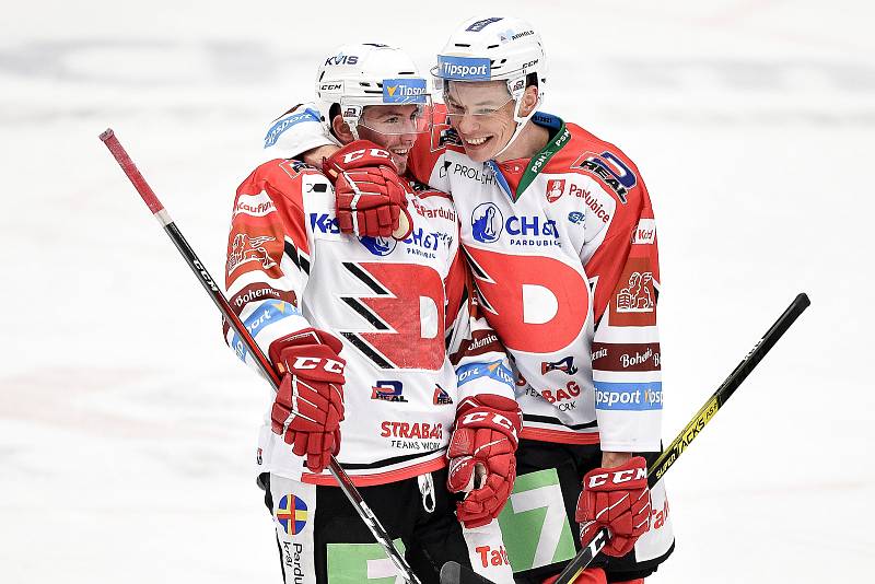 Utkání 24. kola hokejové extraligy: HC Vítkovice Ridera - HC Dynamo Pardubice, 4. prosince 2020 v Ostravě. (zleva) Jan Mandát z Pardubic a Marek Ďaloga z Pardubic.