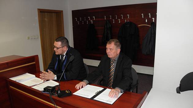 Starosta Kyjovic Ctibor Vajda ( během zahájení hlavního líčení – vpravo vedle svého obhájce) vinu odmítl.