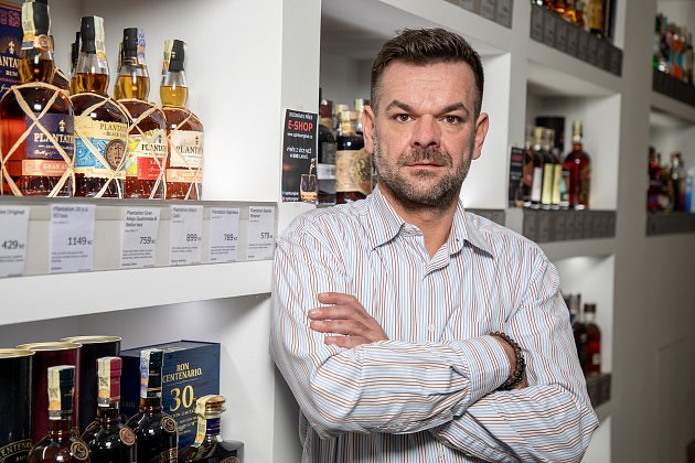 Martin Špok spolumajitel společnosti SPIRITS ORIGINAL. Nespresso a alkotéka s výběrem více než 300 druhů lahví alkoholu, 26. listopadu 2020 v Ostravě.