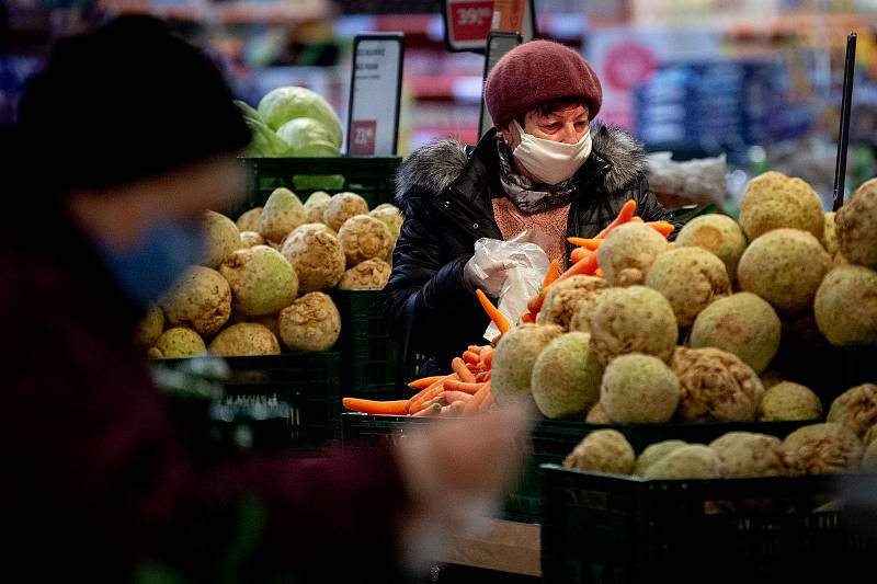 Senioři při nákupech v supermarketu Globus v Ostravě.