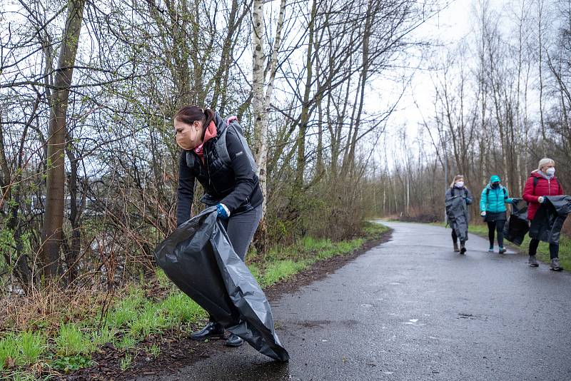 Pojďte s námi uklízet Ostravu. To byla dobrovolnická akce, jejíž cílem bylo uklidit okolí od odpadků a nepořádku kolem Slezskoostravského hradu, 17. dubna 2021 v Ostravě. Náměstkyně primátora Andrea Hoffmannová.