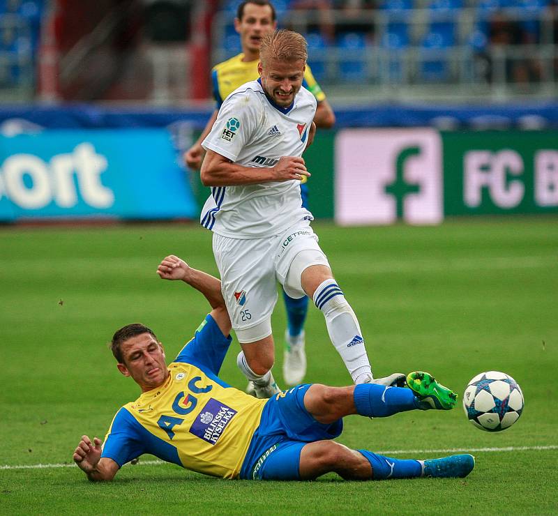 I. liga, 4. kolo, FC Baník - FK Teplice: 3 : 3, na snímku v bílém Tomáš Mičola