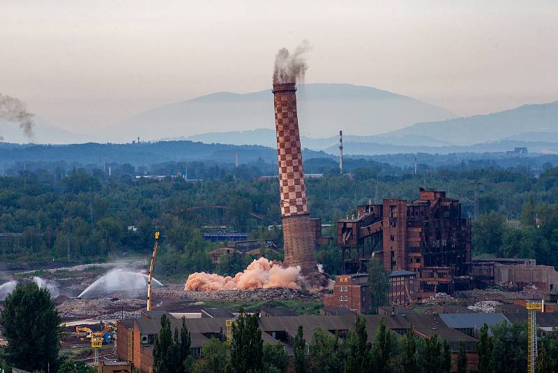 Odstřel vítkovického komínu Strakáč, 3. srpna 2019 v Ostravě.