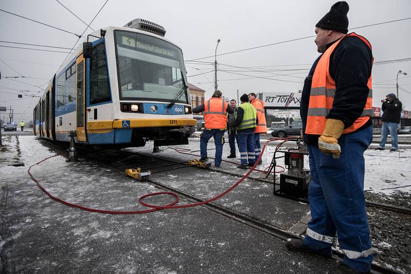 Vykolejená tramvaj v Ostravě.