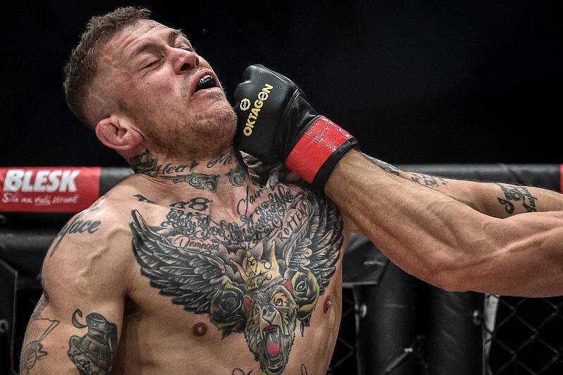 MMA Octagon 11 v Ostravar aréně, 16. března 2019 v Ostravě. Na snímku (v modrem) Václav Mikulášek proti Ondřej Raška.