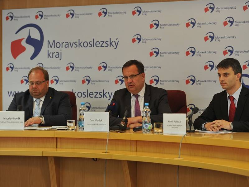 Jan Mládek (na snímku uprostřed) při návštěvě krajského úřadu v Ostravě. Vlevo hejtman kraje Miroslav Novák, vpravo Karel Kučera.