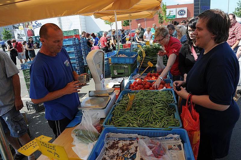 Farmáři v sobotu dopoledne opět zaplnili parkoviště u nákupního centra Futurum.