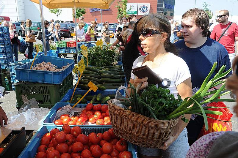 Farmáři v sobotu dopoledne opět zaplnili parkoviště u nákupního centra Futurum.