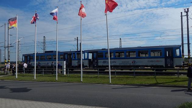 Legendární česká lokálka řady 810 se dočkala. Vyrazila na zkušební okruh v Cerhenicích s rychlovlaky.
