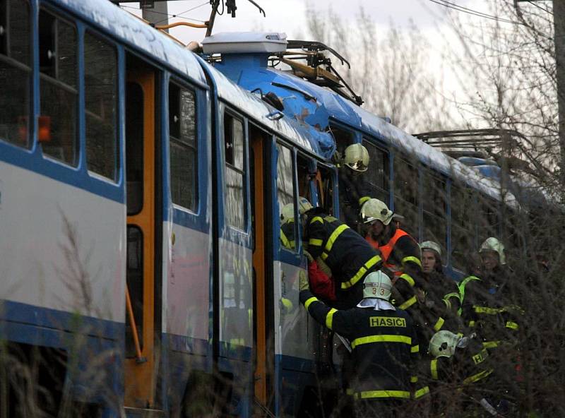 Snímek z místa tragické srážky tramvají ve Vřesině 11. dubna 2008.