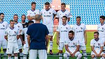 Fotbalisté Baníku v čele s Milanem barošem pozorně poslochali instrukce při společném focení.