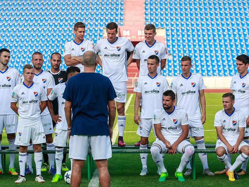 Fotbalisté Baníku v čele s Milanem barošem pozorně poslochali instrukce při společném focení.