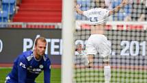 Utkání 5. kola první fotbalové ligy: FC Baník Ostrava - Bohemians 1905 , 10. srpna 2019 v Ostravě. Na snímku (zleva) brankář Bohemians Roman Valeš a radost Nemanja Kuzmanovič.