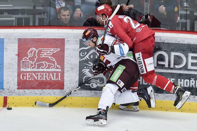 Utkání 9. kola hokejové extraligy: HC Oceláři Třinec - HC Sparta Praha, 12. října 2018 v Třinci. Na snímku (zleva) Lukáš Klimek a Vladimír Dravecký.